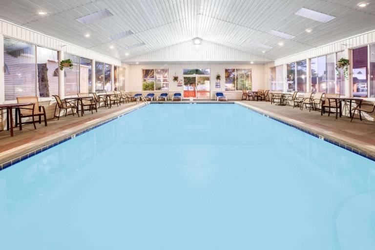 Super 8 By Wyndham Mackinaw City/Beachfront Area — photo 2