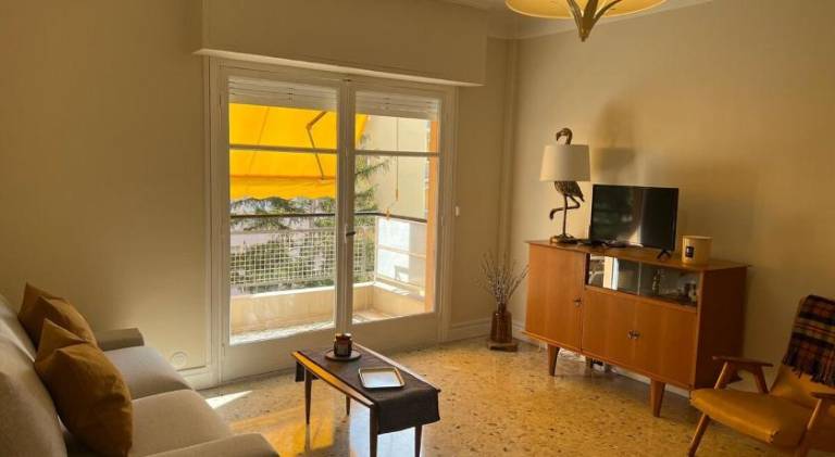 Rental apartment with patio — photo 2