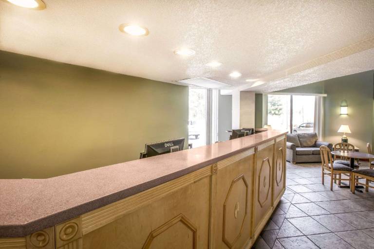 Econo Lodge Hendersonville — photo 5
