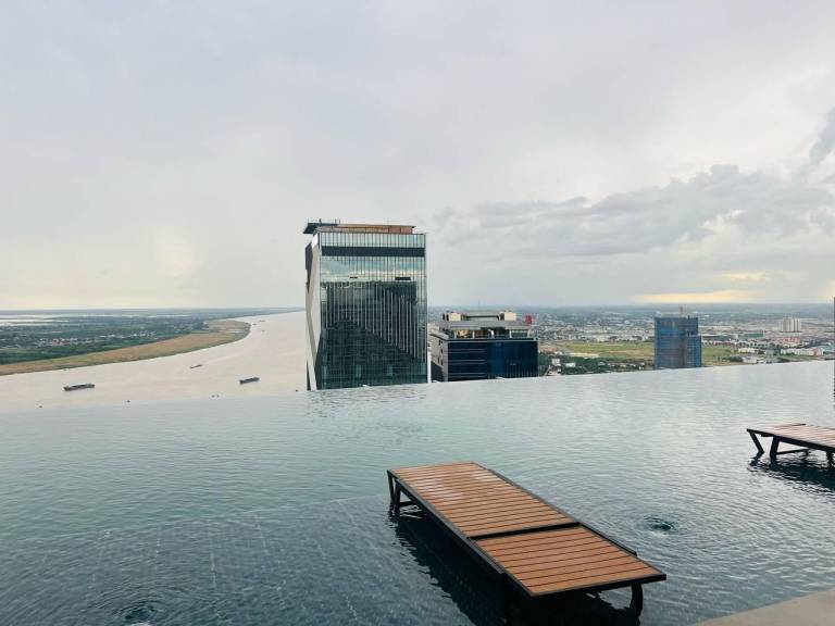Big serviced apartment with terrace & pool | Close to Wat Botum | Pet-friendly — photo 4