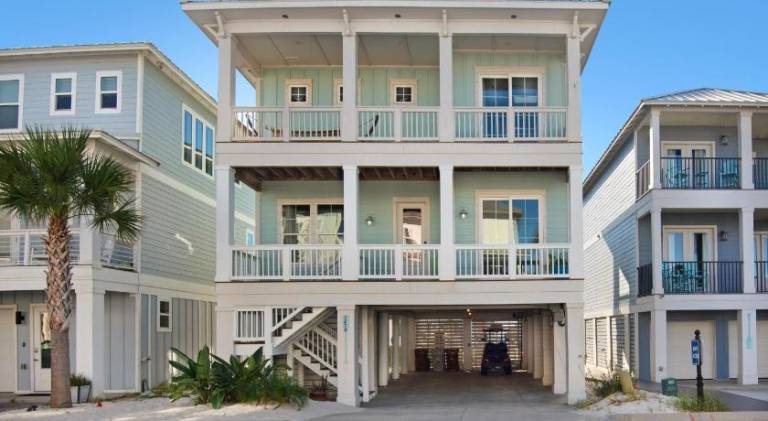 Big house with pool | Beach nearby | Perfect for remote work | Dogs allowed in Pensacola, FL