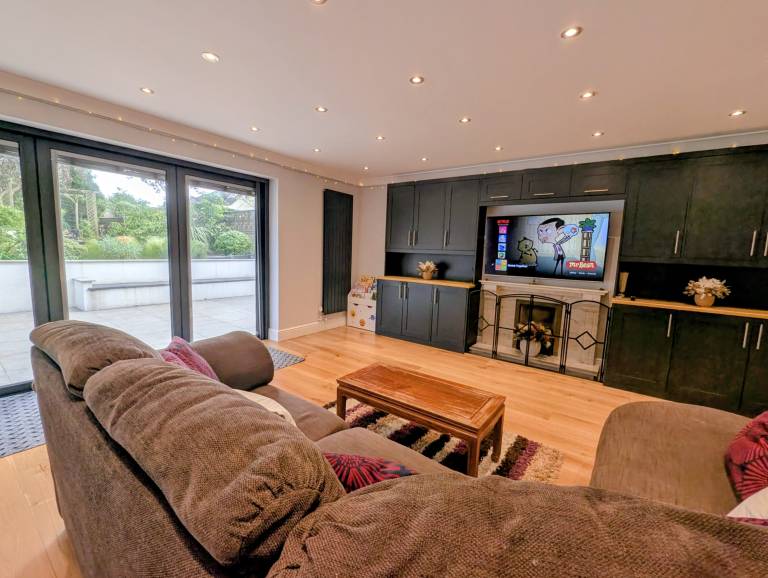 Stylish 5BDR Retreat with Parking and Fast WiFi