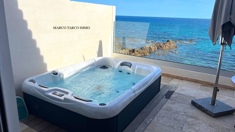 Holiday apartment with barbeque, patio & hot tub | Beach view — photo 4