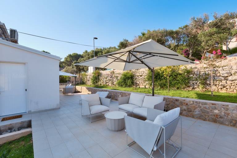 Apartment with grill & patio | Sea view — photo 4