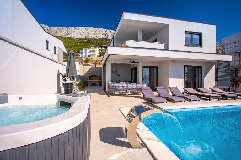 Family-friendly lovely villa with private pool, patio & jacuzzi | City view | Dogs allowed — photo 3