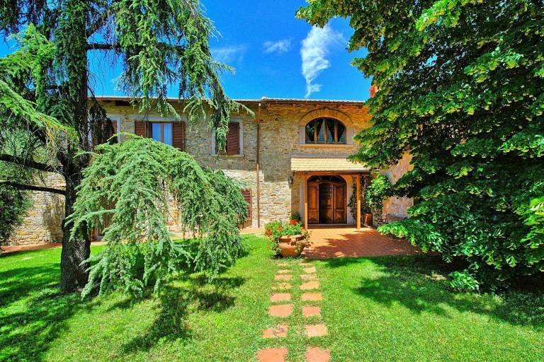 Villa with barbecue, terrace & yard in Capolona