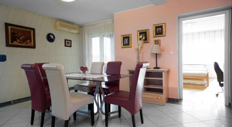 Holiday apartment with barbeque, yard & patio — photo 5