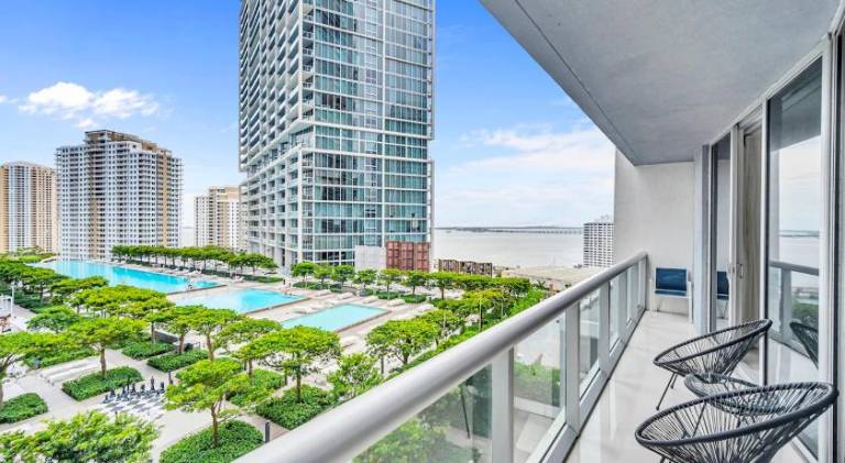 Beautiful rental apartment with hot tub & pool | Near Bayfront Park | Pet-friendly — photo 3