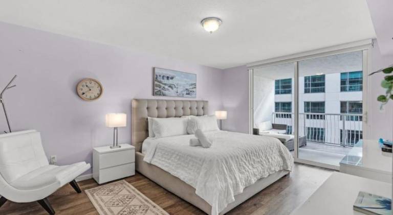 Waterfront and City Lights 1-BR With Free Parking — photo 2