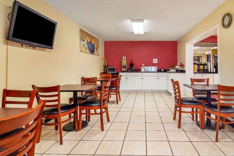Econo Lodge Research Triangle Park — photo 2