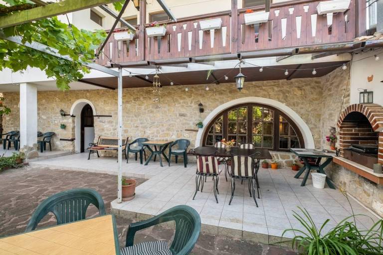 Lovely 5 Bed authentic House in the Arbanasi