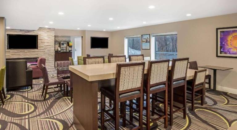 La Quinta Inn & Suites by Wyndham Hartford - Bradley Airport — photo 4