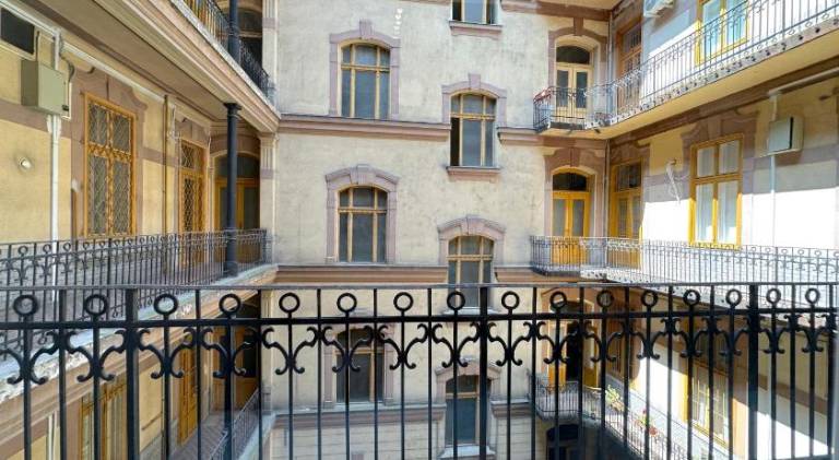 Apartment | Close to Great Market Hall | Pets allowed — photo 2