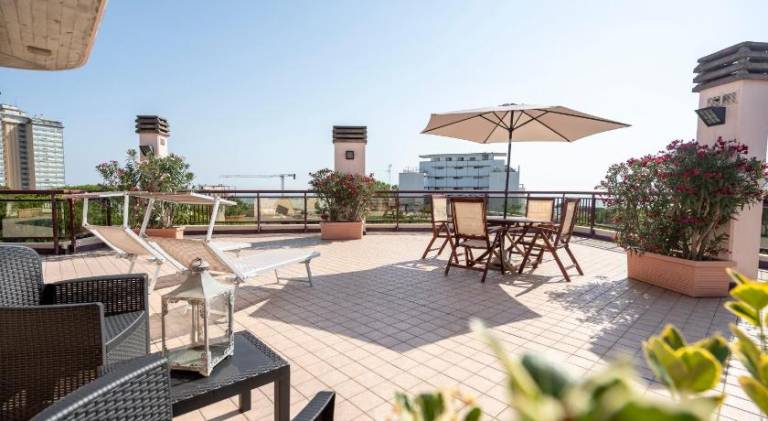 Serviced apartment with patio | Close to the beach | Perfect for remote work | Pets allowed — photo 3