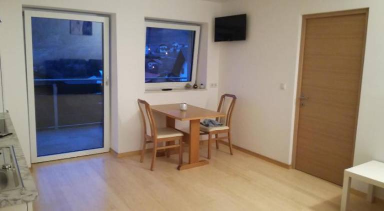 Holiday apartment with garden — photo 4