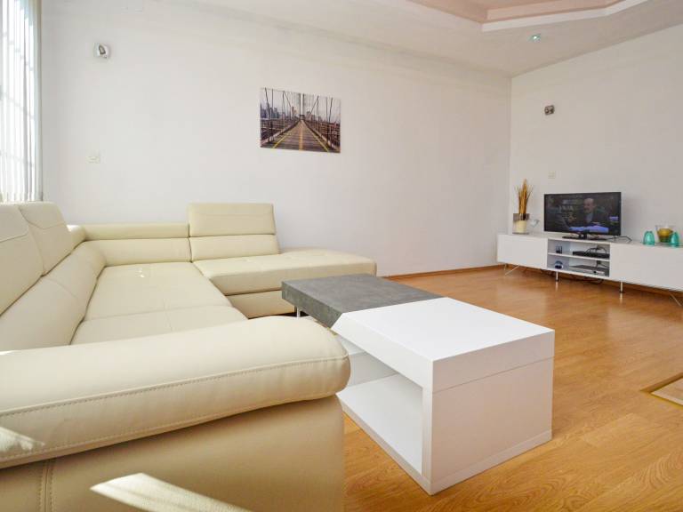 Vacation home with terrace, private pool & BBQ — photo 2