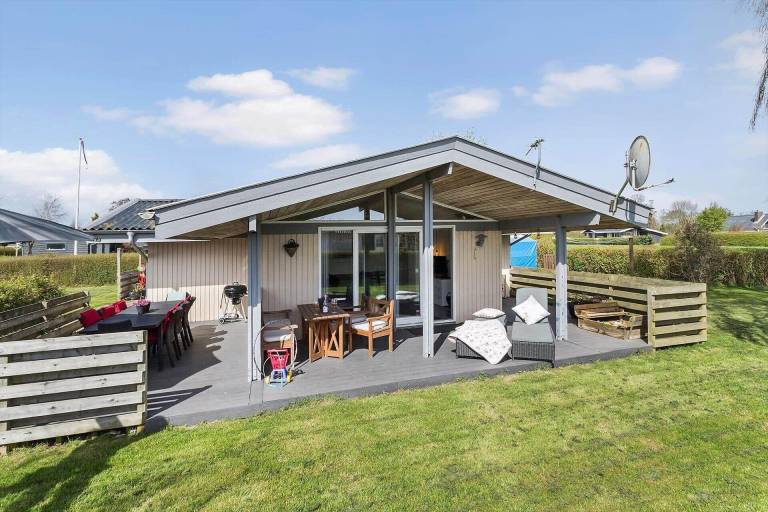 House with terrace & grill — photo 2