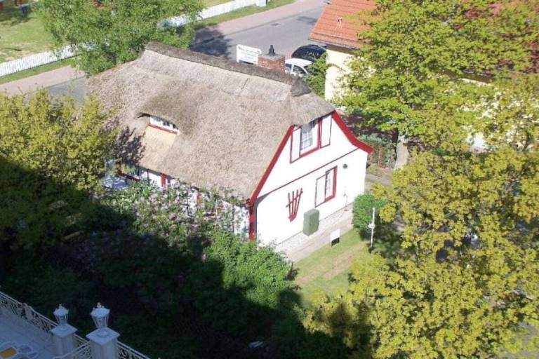 Apartment with yard, pool & BBQ — photo 3