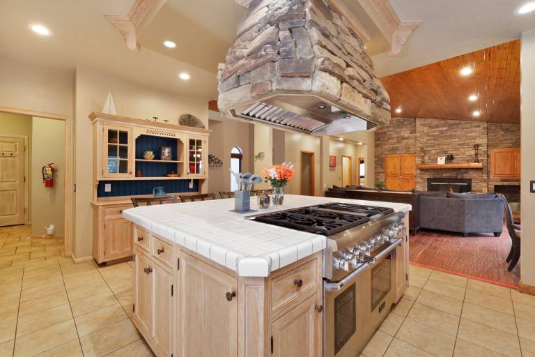 Spacious 5BR Mountain Estate: 5-Car Parking, Pet-Friendly, Deck & Hot Tub — photo 3