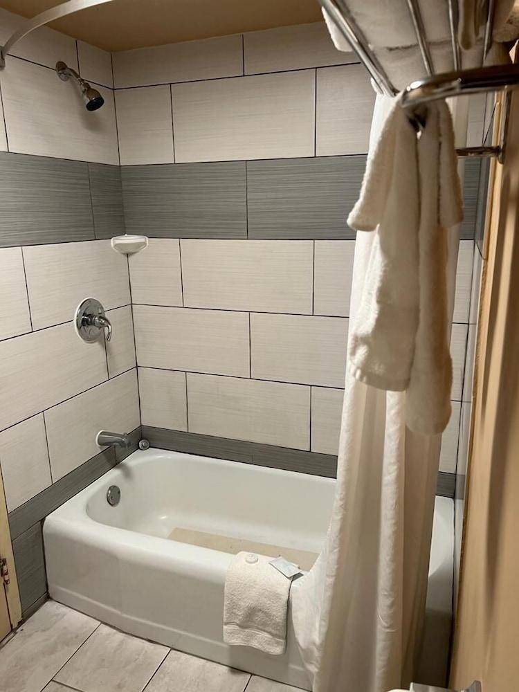 Hotel Weston RFD in Rockford, IL