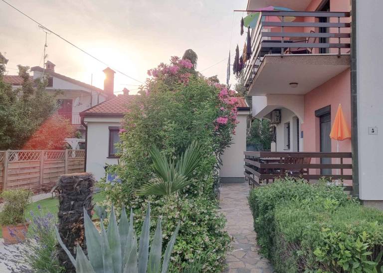 Apartment with BBQ, patio & yard — photo 2