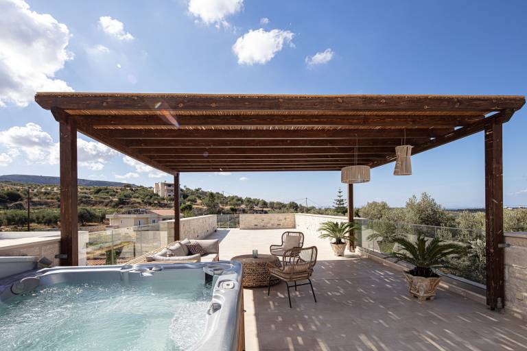 Villa with hot tub, private pool & barbeque — photo 3