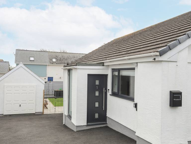 Cottage with jacuzzi & yard | Beach view in Holyhead