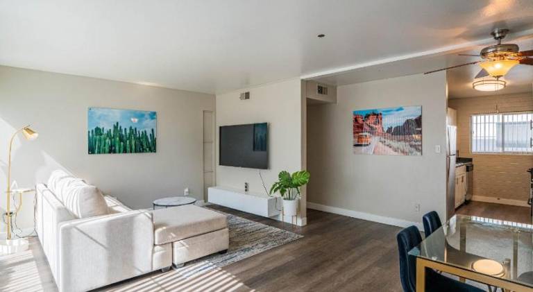 Spacious 2 Bedroom, 2 Bath, Pool, Free Parking, Gym — photo 2