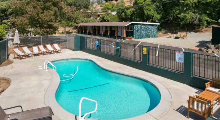 Vacation home with pool — photo 4