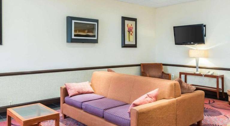 Clarion Hotel Somerset - New Brunswick — photo 4