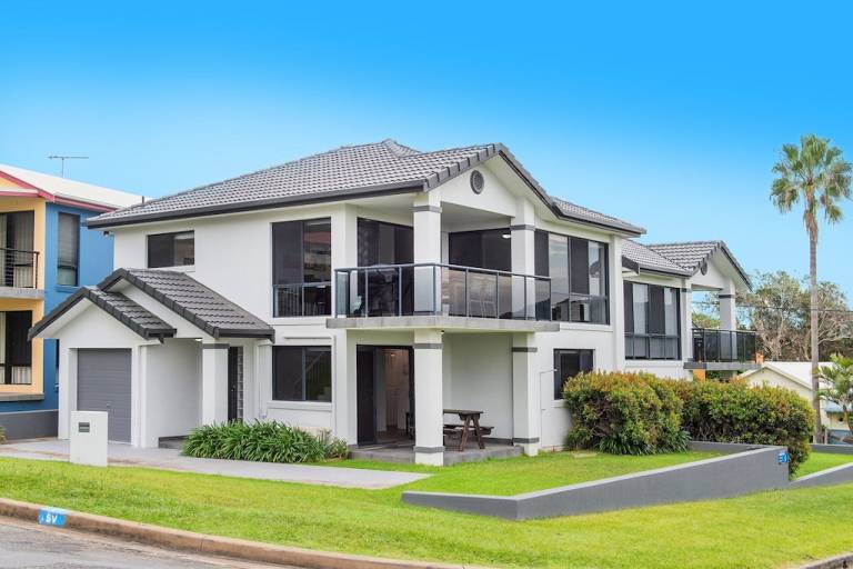 House Crescent Head
