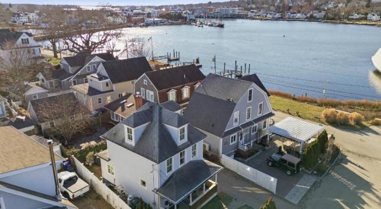 Nice vacation home | Pets allowed in Mystic, CT