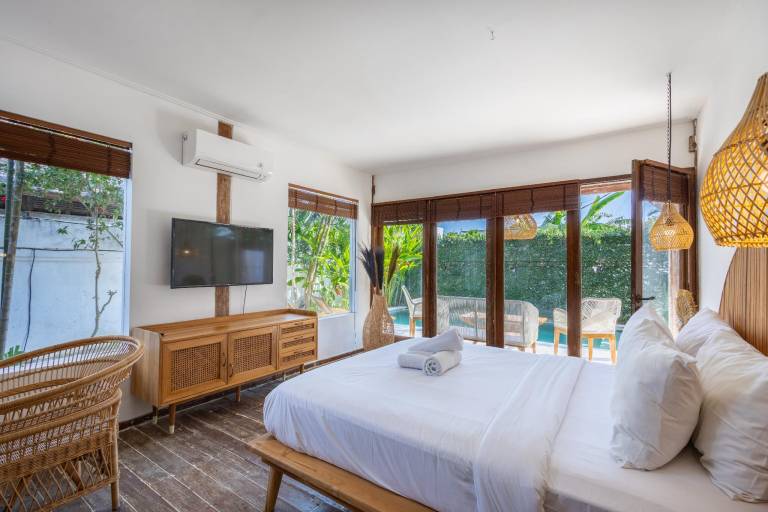 Villa with yard, patio & private pool | Perfect for remote work — photo 2