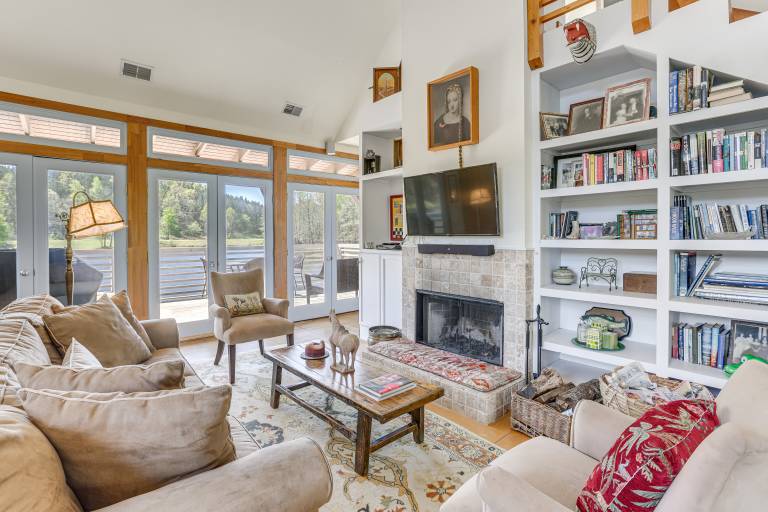 2 Docks + Paddleboard: Lakefront Alabama Retreat! in Al
