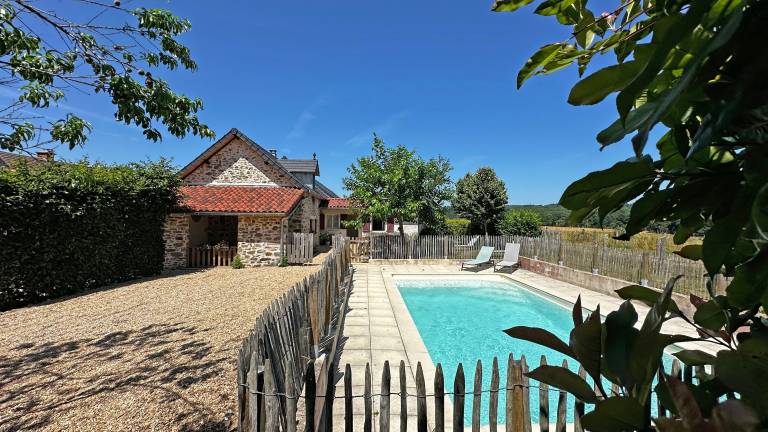 Children-friendly beautiful house with garden, private pool & fast internet | Garden view | Suitable for remote work | Pets are welcome in Limoges