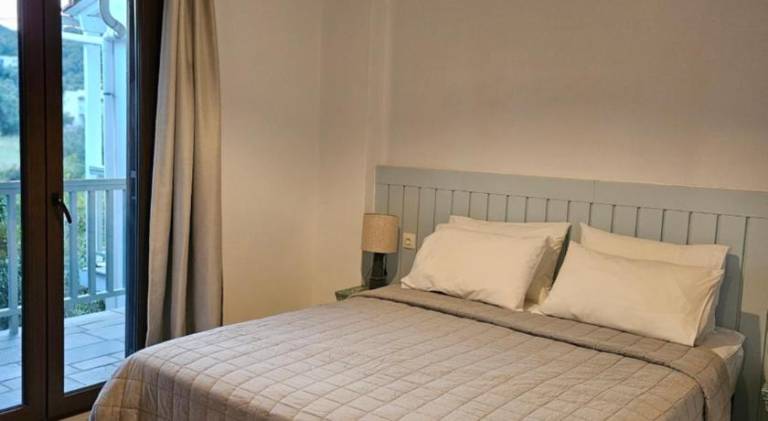 Serviced apartment with patio & garden in Skiathos