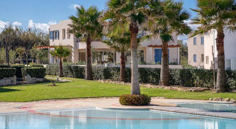 Calmaliving Seaside apartments with pool in Platanias