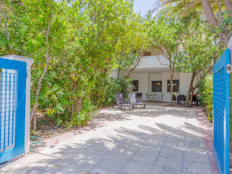 Vacation home with barbecue, patio & yard — photo 4