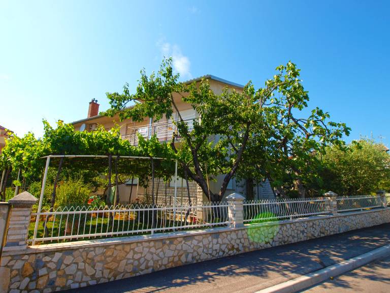 Holiday apartment with patio — photo 3