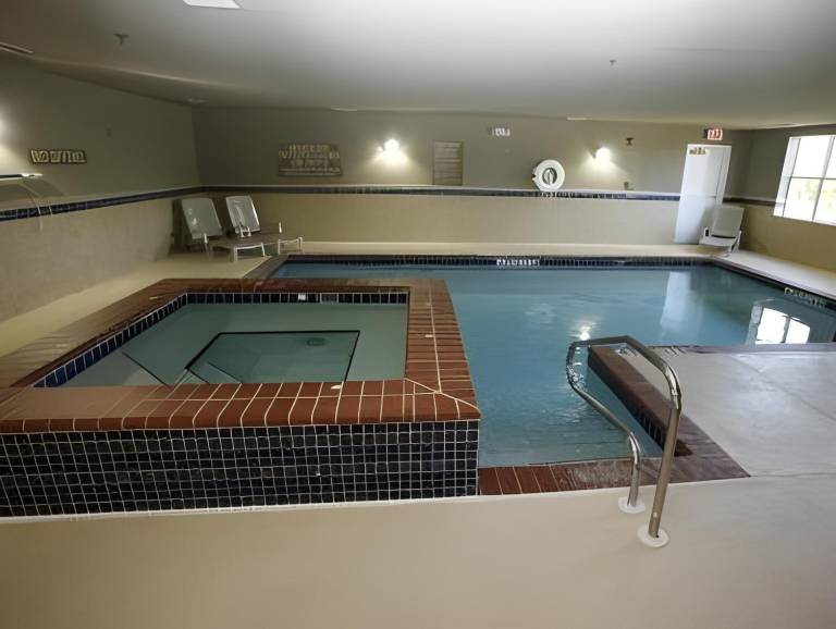 La Quinta Inn & Suites by Wyndham Montgomery — photo 5