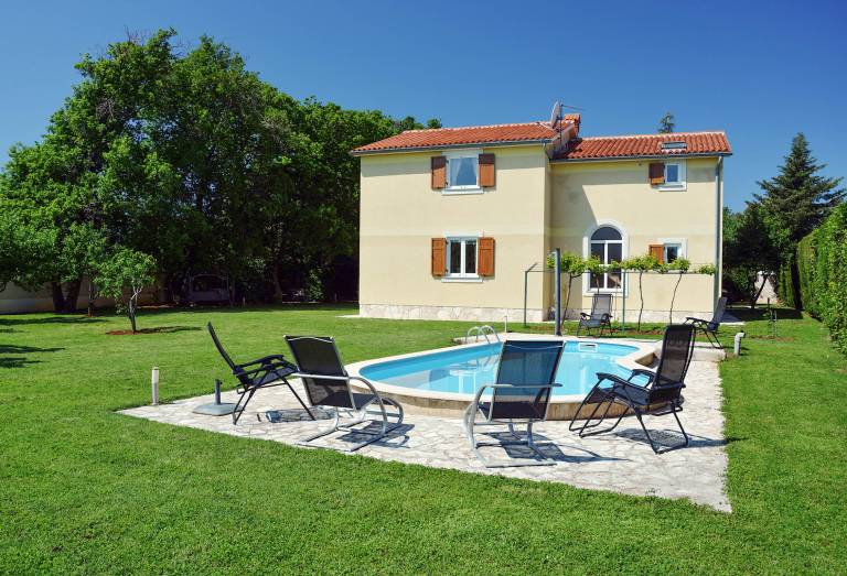 Villa with pool & BBQ | Pets are welcome in Medulin