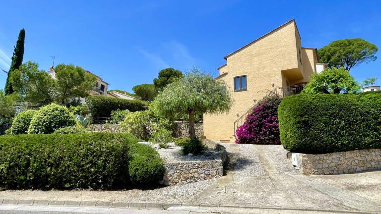 House with yard & terrace — photo 4