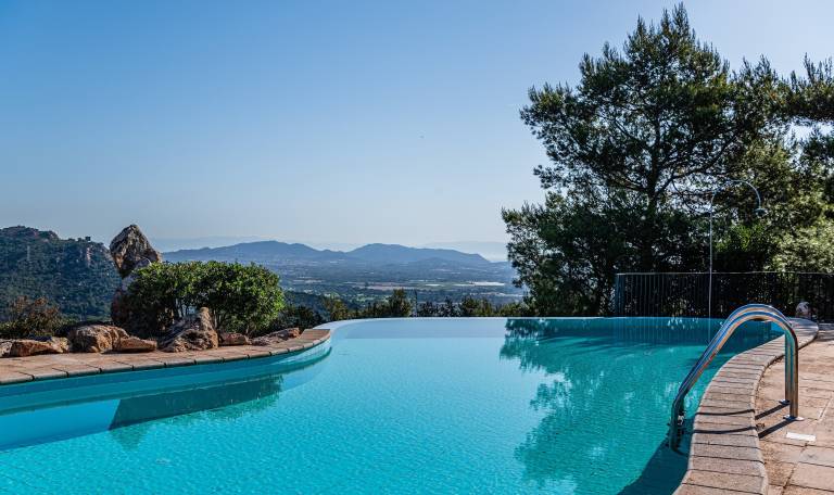Villa with BBQ, pool & yard | Garden view | Suitable for remote work — photo 4