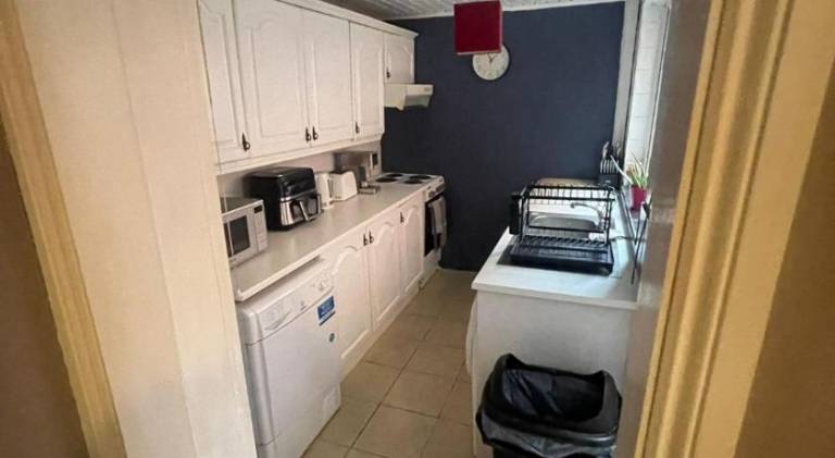 The Lagan Pad - 4-Bed Home with Free Parking Sleeps 9 — photo 5