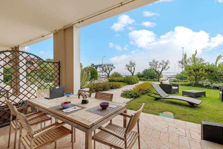 Luxury Apartment with Lake View, Shared Pool & Wi-Fi — photo 3