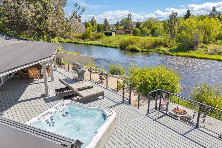 Otter Run - Riverfront Paradise in Tumalo, Hot Tub, Sauna, Deck, Pet Friendly! — photo 2