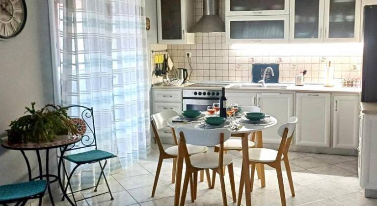 Holiday apartment with BBQ, patio & yard | Perfect for remote work — photo 3