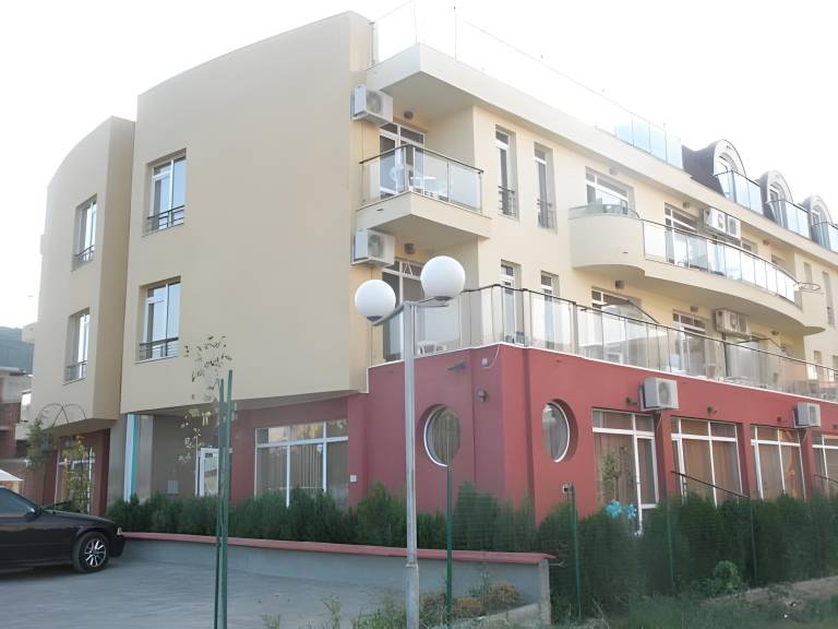 Serviced apartment with pool, garden & patio | Beach nearby | Pets allowed in Obzor