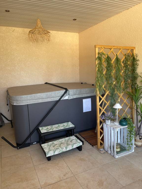 Gîte De La Fontaine with Jacuzzi, Steps from the Village — photo 3
