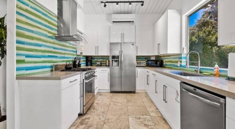 Mid-Century Home, 5-min to downtown, HUGE Pool & Spa — photo 4